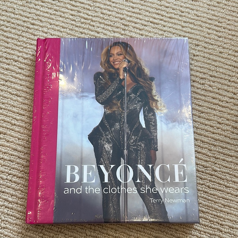 ❄️2 for $20❄️ Beyoncé and the clothes she wears table book